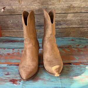 Universal Thread Light Brown Heeled Boots